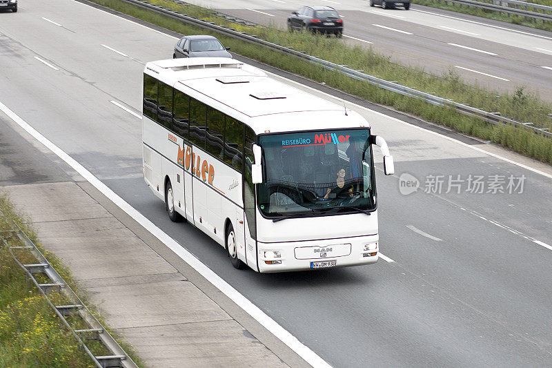 德国高速公路上的观光巴士