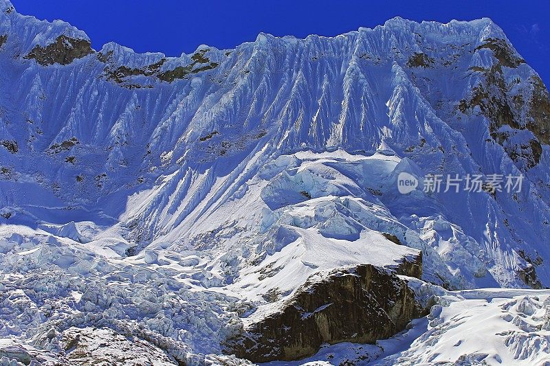 秘鲁安第斯山脉的Cordillera下雪的Chacraraju山