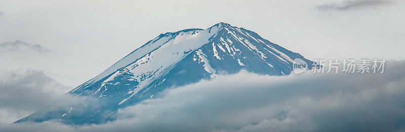 富士山日本火山近距离与蓝天全景