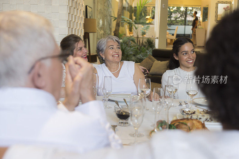 巴西家庭围坐在餐桌前一起庆祝新年