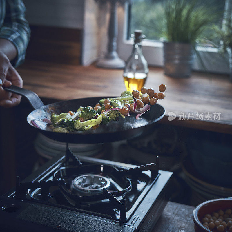 为素食南瓜披萨准备配料