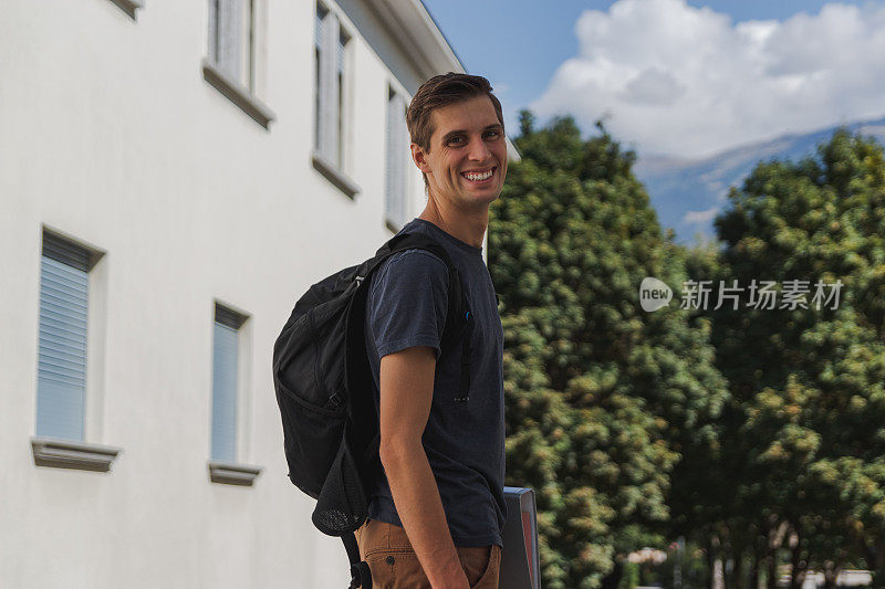 暑假后，快乐的年轻人背着背包步行去学校