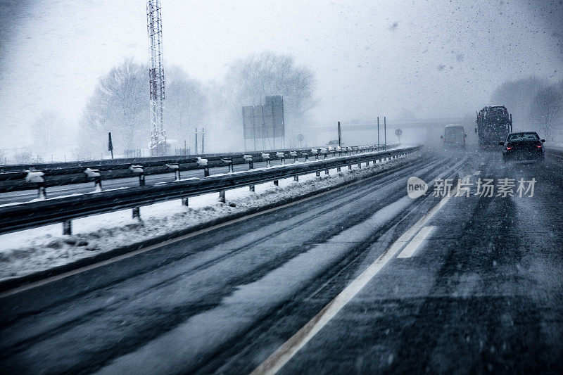 冬季高速公路上的交通
