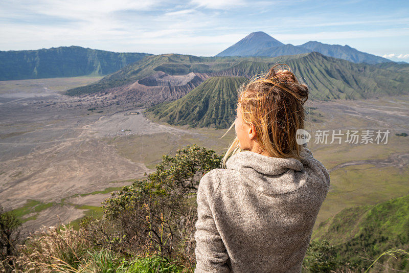 年轻女子徒步旅行沉思火山景观从山顶看布罗莫火山-人们旅行冒险的概念