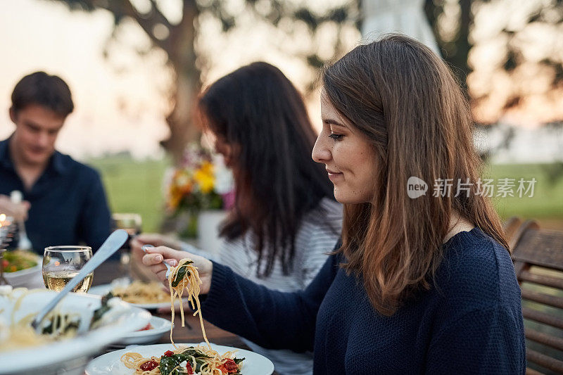 每个人都很享受他们的饭菜