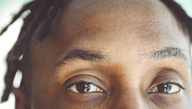 一个非裔美国人的眼睛，非常近