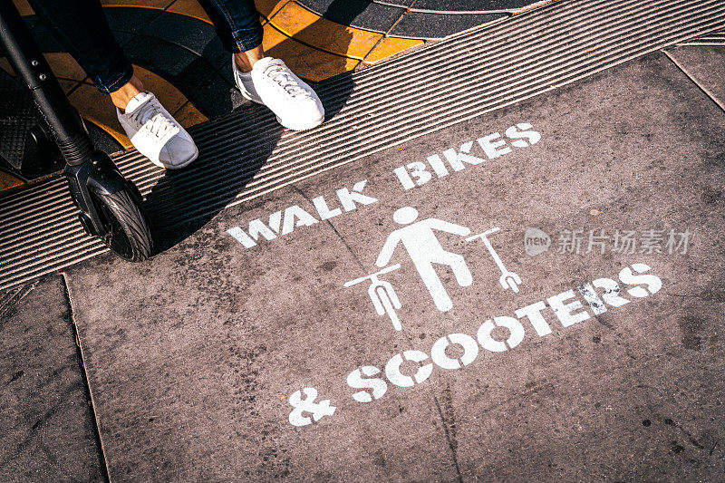 步行自行车和摩托车在人行道上标记道路