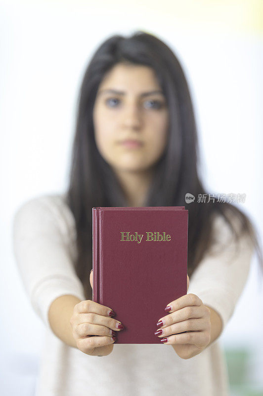 手持圣经的年轻女子
