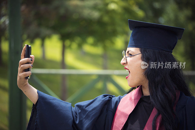 年轻的学生庆祝毕业