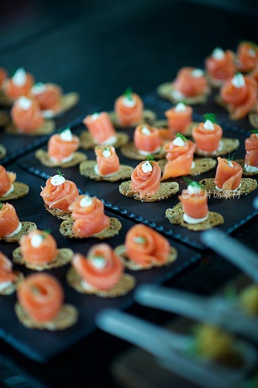 令人惊叹的鲑鱼玫瑰Canapés在一个庆祝派对