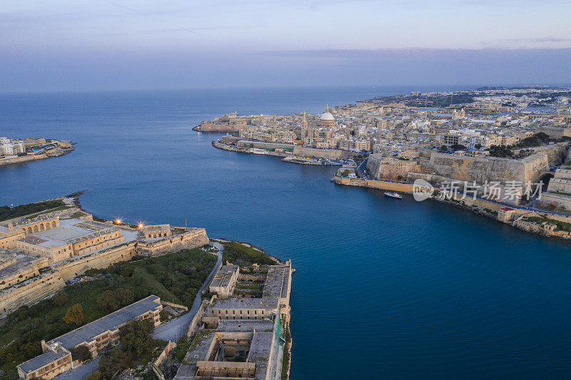 瓦莱塔，马诺埃尔岛，塔克斯游艇码头，马耳他。无人机航拍照片