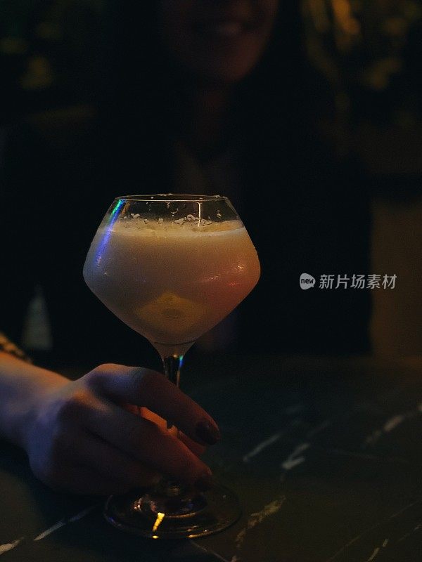 拿着鸡尾酒杯的女人