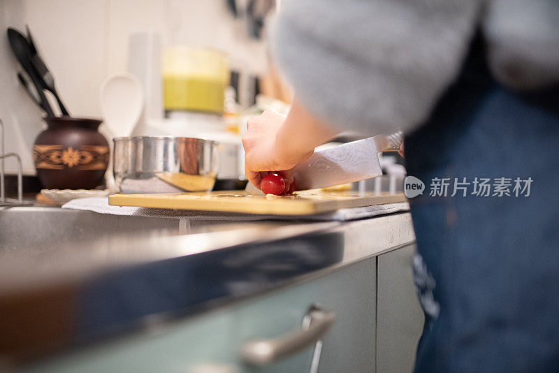 在厨房做饭的女人