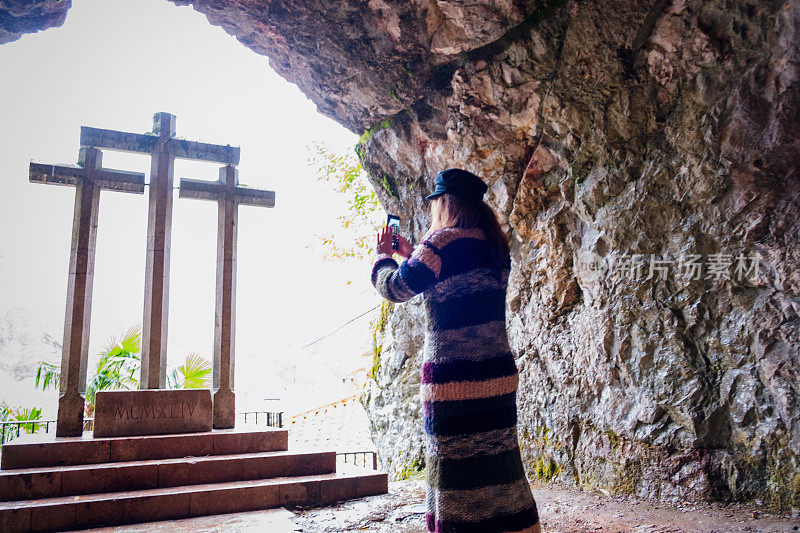 一名女游客在西班牙阿斯图里亚斯科瓦东加旅游。