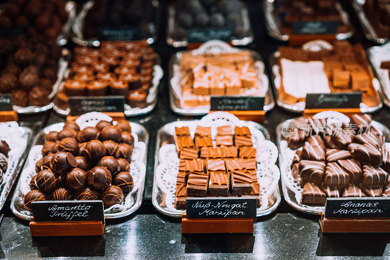 游客商店橱窗里的吕贝克传统杏仁软糖巧克力。石勒苏益格-荷尔斯泰因州,德国北部