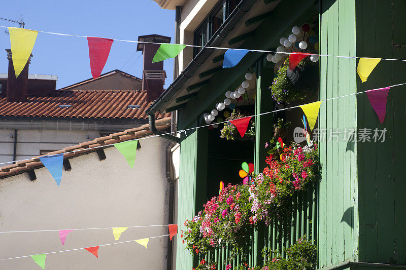 西班牙旧城希洪的街头盛宴装饰，彩旗，阳台上的花。