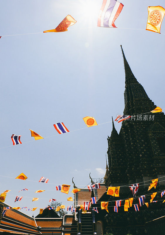宋干节期间的泰国国旗和装饰品