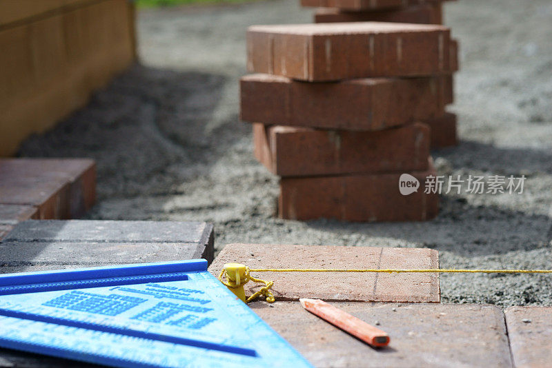 在房屋和工具中铺设灰色混凝土铺路板