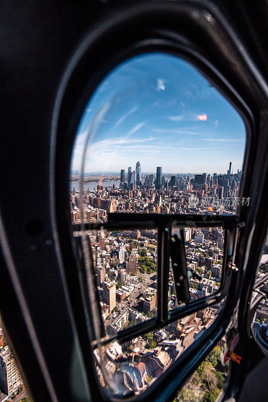 日出时分，一架直升机从窗口拍摄的曼哈顿下城和纽约世界贸易中心一号大楼