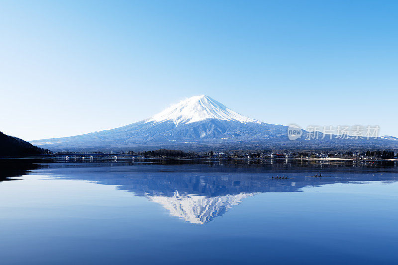 上午富士山和川口湖，一些皮划艇爱好者在玩皮划艇。