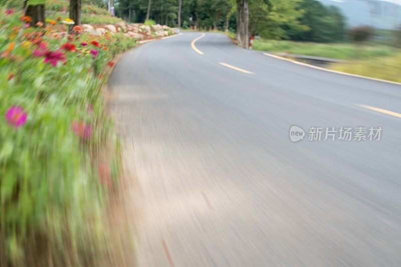 模糊的公路在野外