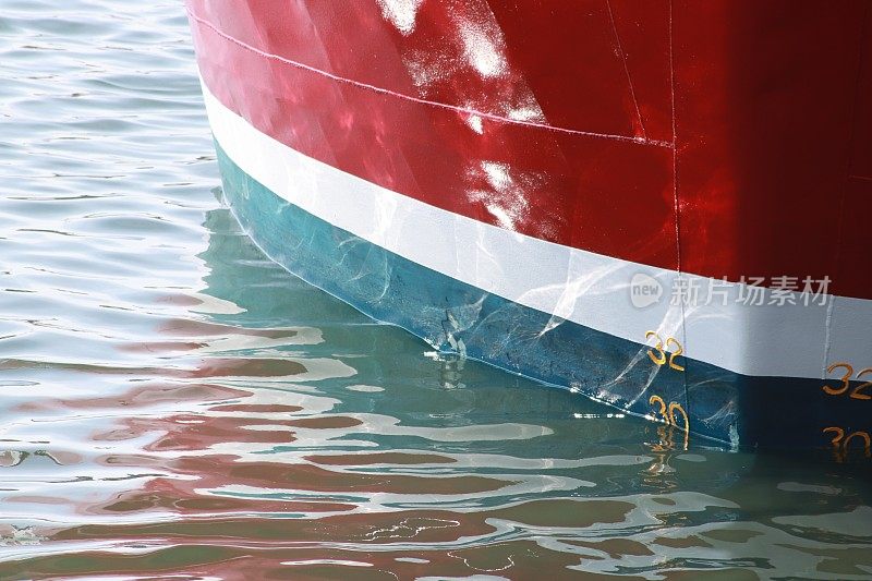 船首铅垂线，水在港内反射