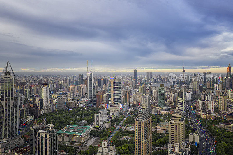 中国上海的日出全景航拍图