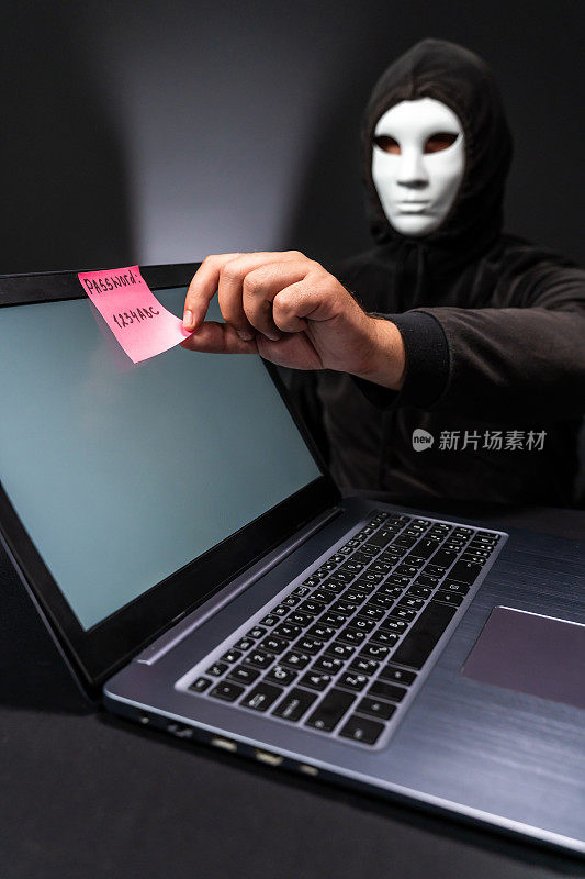 带面具的电脑黑客收到了一张带有弱密码的粉色纸条
