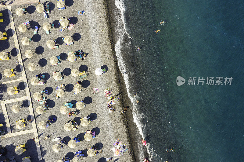 希腊圣托里尼岛卡马里海滩的鸟瞰图