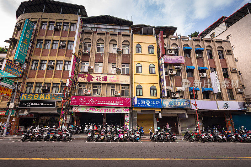 台湾台北市的建筑物前，摩托车排成一排