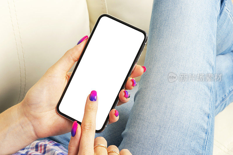 女人手里拿着智能手机模型。新的现代黑色无框智能手机模型与空白白色屏幕。文本的空白。副本的空间。孤立的白色空白屏幕。