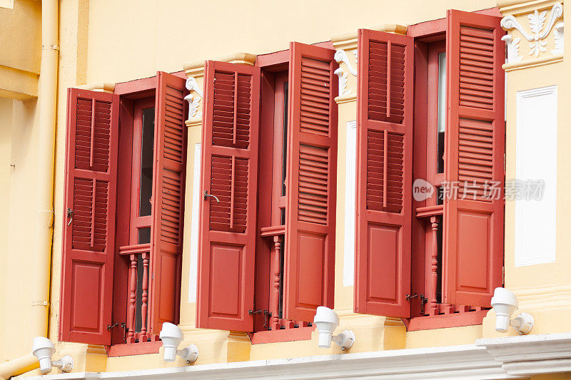 新加坡殖民时期建筑的三个红色百叶窗