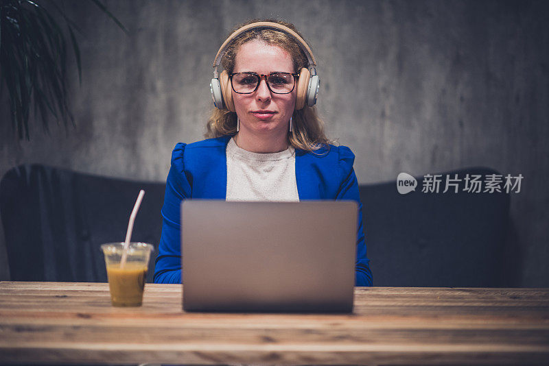 美丽的女人正在通过Skype上课。