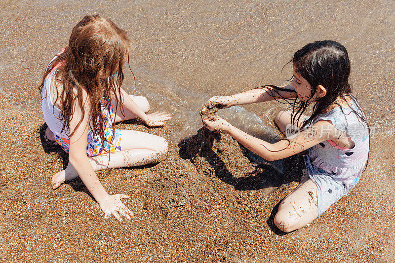 女孩们在沙滩上玩耍