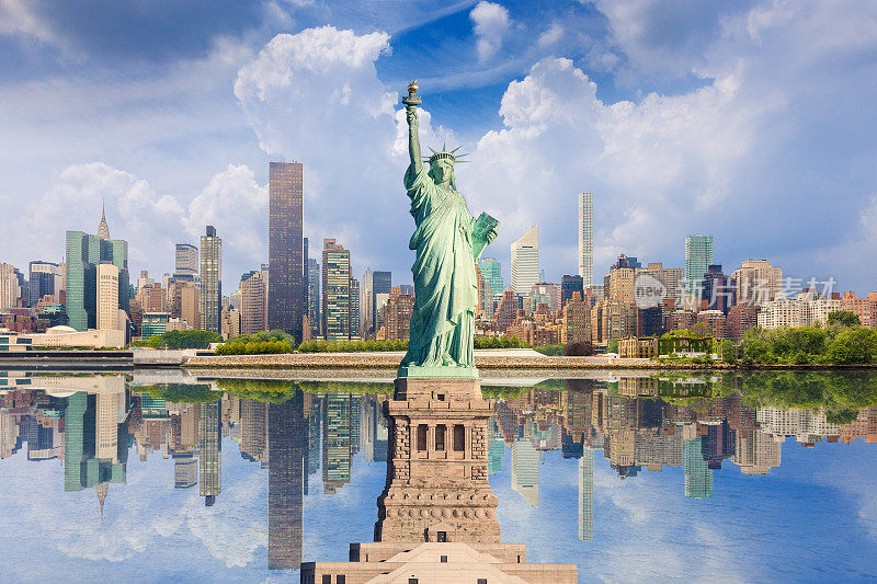 自由女神像和纽约天际线，曼哈顿摩天大楼和432公园大道豪华公寓大厦，纽约，美国。