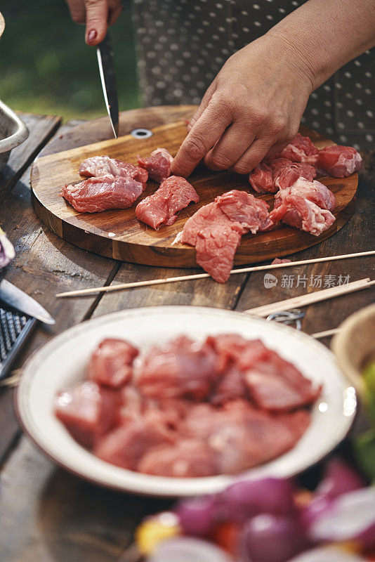 在外面准备蔬菜牛肉串