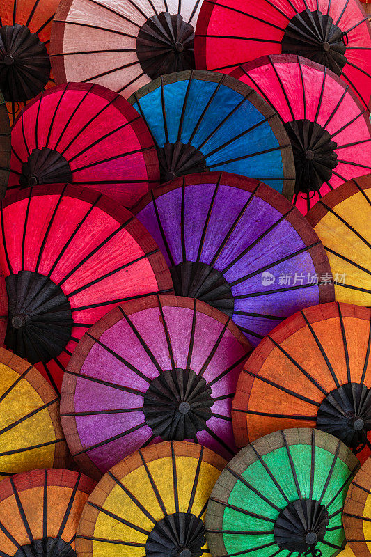 老挝琅勃拉邦出售的彩色雨伞