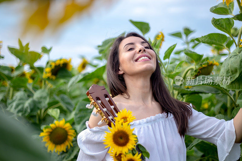 向日葵地里的美丽姑娘