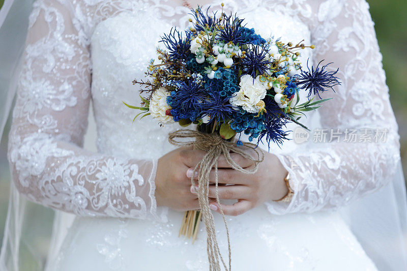 婚礼特写的白色新娘花束