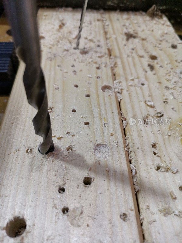 金属钻头在木头上钻一个洞