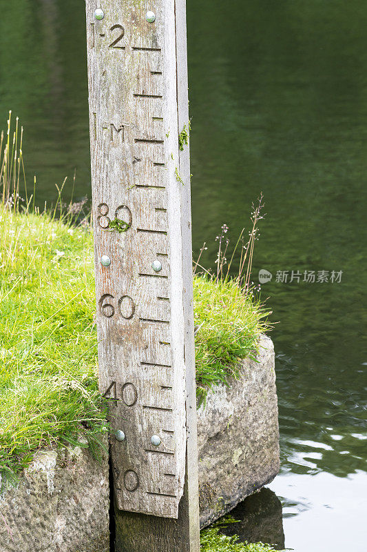 近距离观察一个木头深度计用来测量水的深度在北约克郡，英格兰。