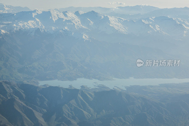 从德黑兰到莫斯科的途中，飞机在山上飞行