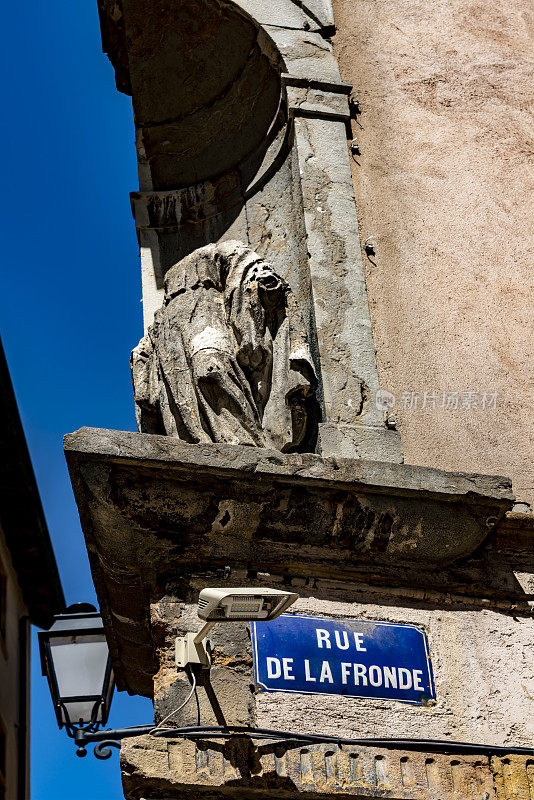 里昂街角的耶稣基督石雕。