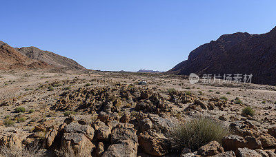 越野车辆在贫瘠的沙漠山谷全景