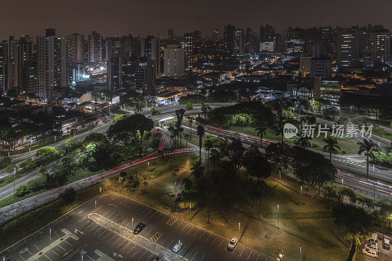 巴西圣保罗圣安德烈市中心建筑物和街道的空中夜景