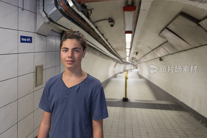 地铁隧道里一个少年的肖像