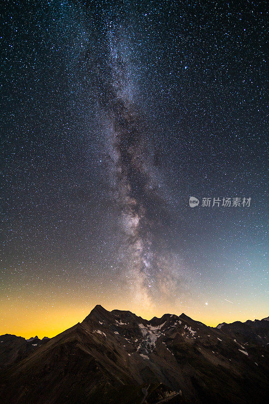 银河在雄伟的高山之上