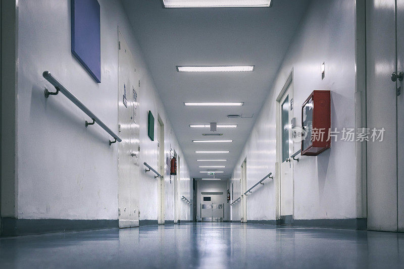 医院内空荡荡的走廊