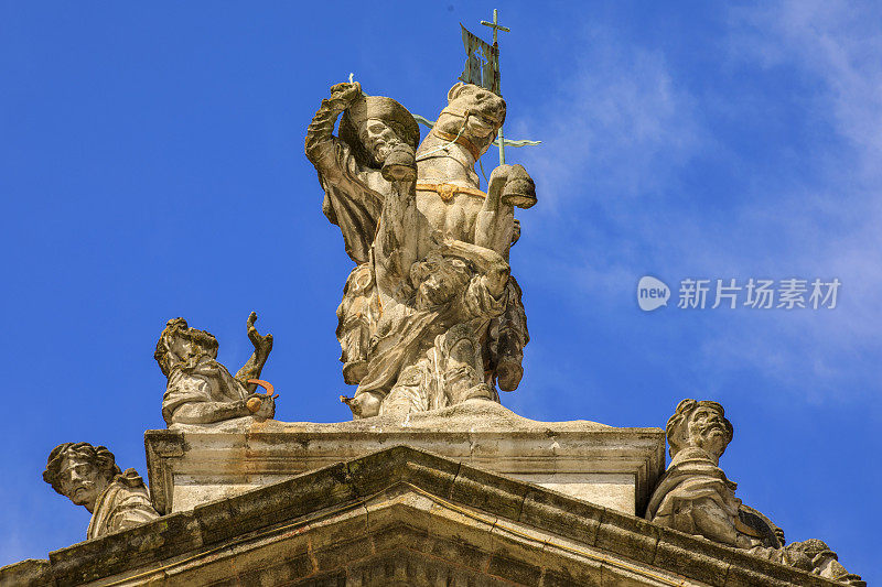 圣雅克雕像放在拉克希神庙的顶部
