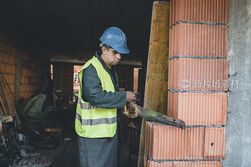 建筑工人正在为建墙准备砖